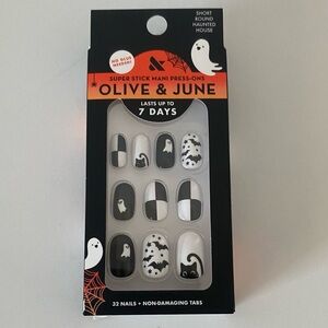 Olive & June Black and White Press-On Nails Halloween Haunted House